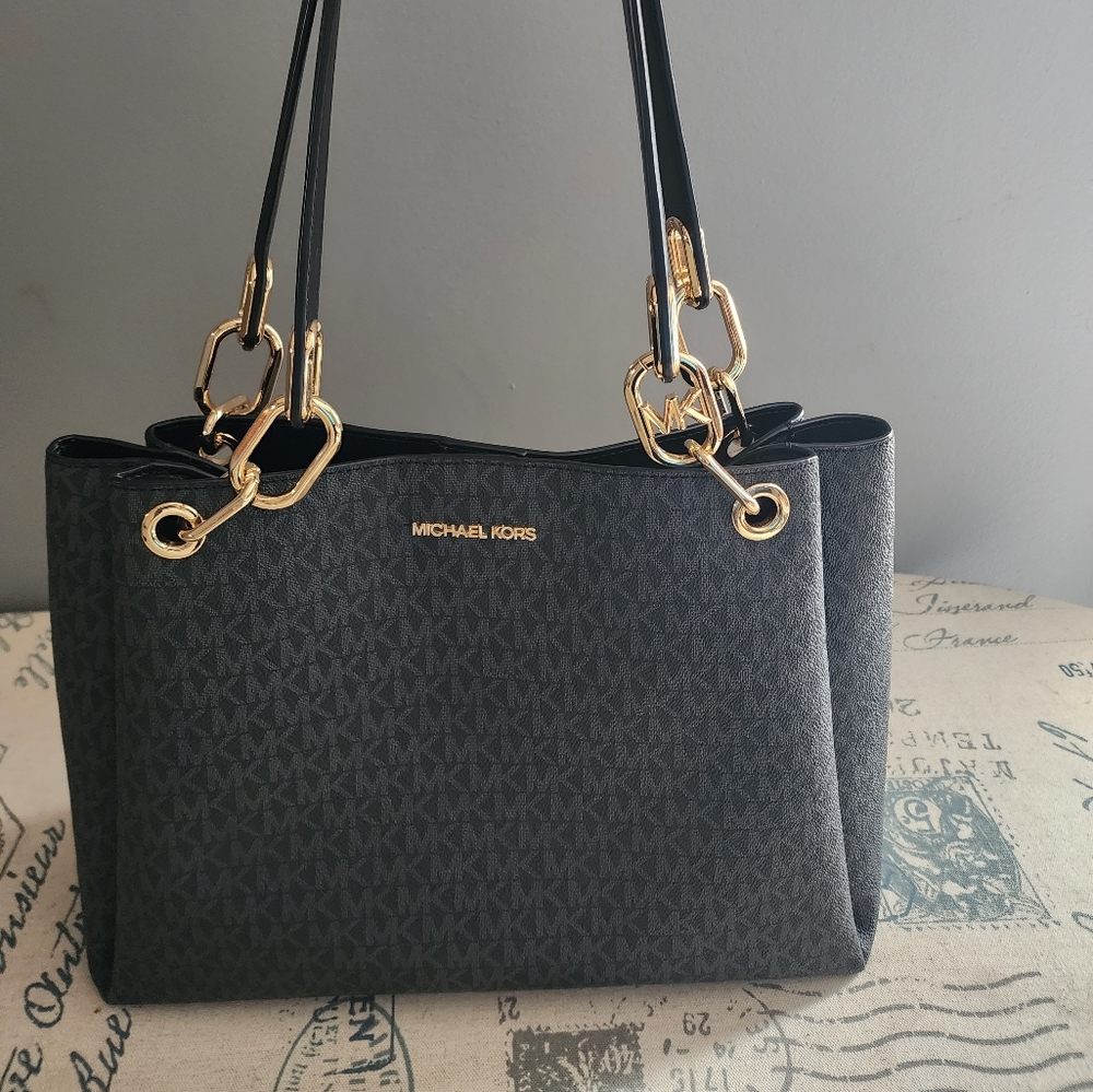 Michael Kors Trisha Large Logo Shoulder Bag